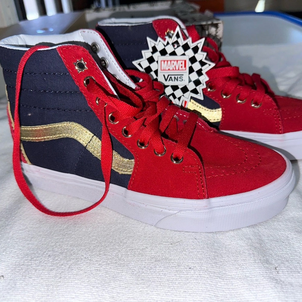 Vans Captain Marvel SK-8 HI shoes